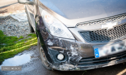 Straciła panowanie nad pojazdem i wjechała w ogrodzenie posesji [foto]