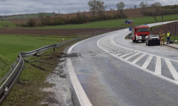 Seat wypadł z drogi i uderzył w bariery energochłonne. Utrudnienia na krajowej ósemce