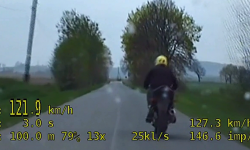 Policyjny pościg za 22-letnim motocyklistą bez uprawnień i zakazami [video]
