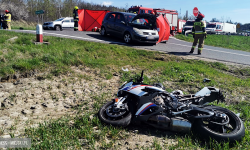 Zderzenie osobówki z motocyklem. Kierowca jednośladu w stanie ciężkim [foto] [aktualizacja]