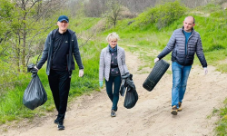 Urzędnicy wraz z mieszkańcami wzięli udział w akcji sprzątania parku i okolic