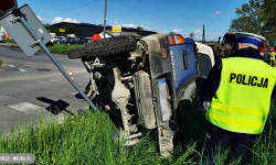 Suzuki na boku poza drogą po zderzeniu z BMW. Są utrudnienia [foto] [aktualizacja]