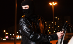 W nocy z niezamkniętego pojazdu skradli elektronarzędzia