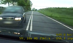 Nie chciał zatrzymać się do kontroli, bo nie miał prawka. Policyjny pościg za audi [video]