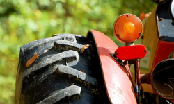 Mężczyzna przygnieciony przez ciągnik w Żdanowie