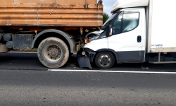 Dostawczy bus wjechał w tył ciężarówki. Kolizja w Braszowicach [foto]