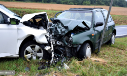 Czołowe zderzenie nissana i skody za Złotym Stokiem
