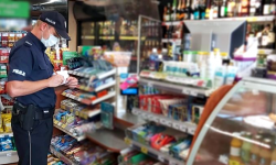 Policjanci prowadzą kontrole związane z przestrzeganiem obostrzeń związanych z koronawirusem