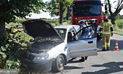 Zjechał z drogi i uderzył w przydrożne drzewo. Kierowca oddalił się z miejsca zdarzenia [foto]