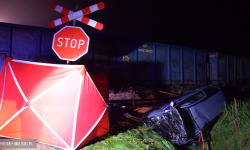 Śmiertelny wypadek na przejeździe kolejowym. Samochód osobowy wjechał pod pociąg [foto]