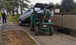 Kierująca audi wjechała w maszynę budowlaną [foto]