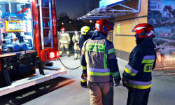 Policjanci zauważyli dym wydobywający się z zamkniętego sklepu i zapobiegli tragedii
