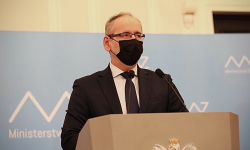 Nowy pakiet obostrzeń: rząd uszczelnia granice i zmniejsza limity m.in. w restauracjach