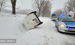Utrudnienia przed Kluczową. Silny wiatr nawiewa śnieg z pól na drogę, dwie kolizje [foto]