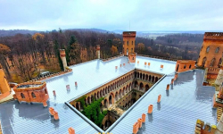 Pałac w Kamieńcu Ząbkowickim ma już nowy tytanowo-cynkowy dach. „Przetrwa on kolejne dekady”