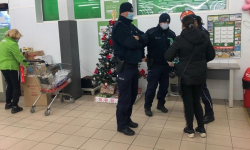 Policjanci w sklepach i autobusach. Sprawdzają, czy mieszkańcy przestrzegają obostrzeń