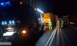 Ciągnik siodłowy w rowie. Utrudnienia między Mąkolnem a Laskami na krajowej 46