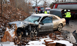 Zderzenie osobowego audi z pojazdem ciężarowym między Ożarami a Kamieńcem Ząbk. [foto][aktualizacja]