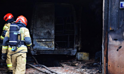 Pożar busa w budynku gospodarczym. Auto doszczętnie spłonęło