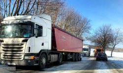 Ślisko na drogach. Utrudnienia w Kluczowej [foto]