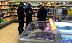 Policjanci regularnie kontrolują placówki handlowe i środki komunikacji publicznej
