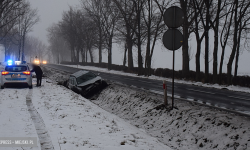 Osobowe renault w rowie na krajowej ósemce