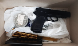 Włamał się do mieszkania i zabarykadował w jednym z pokoi. Padły strzały, ranny policjant