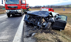 Zderzenie osobówki z ciężarówką na krajowej ósemce