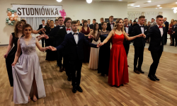 Studniówka maturzystów z Zespołu Szkół Zawodowych. Uczniowie bawili się w Świdnicy