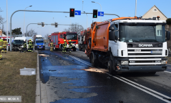 Zderzenie dostawczego busa ze śmieciarką. Utrudnienia na krajowej ósemce w Braszowicach [foto]