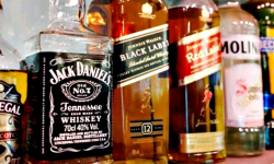 Kradł alkohol w marketach. Myślał, że popełnia „tylko” wykroczenie, odpowie jednak za przestępstwo
