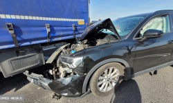 Audi „wbiło się” w naczepę samochodu ciężarowego [foto]