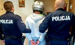 Nie zatrzymał się do kontroli drogowej i zaczął uciekać. Najpierw motorowerem, później pieszo