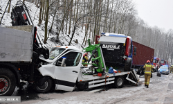 Wypadek z udziałem dwóch samochodów ciężarowych i lawety. Nie żyje 46-latek [foto] [aktualizacja]