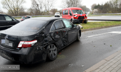 Zderzenie toyoty i forda na skrzyżowaniu ul. Legnickiej z krajową ósemką [foto]