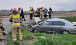 Honda wypadła z drogi i uderzyła w przydrożny przepust. Jedna osoba w szpitalu