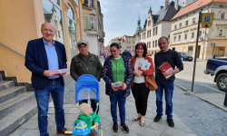 Władze Ziębic rozdawały flagi mieszkańcom
