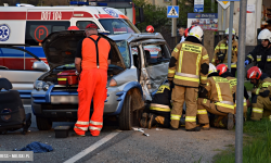 Zderzenie samochodu ciężarowego z pojazdem osobowym na drodze krajowej nr 46 w Złotym Stoku