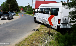 Zderzenie osobówki z busem do przewozu osób [foto]