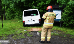 Ciężarowy MAN wjechał w tył osobowego volkwagena na krajowej ósemce