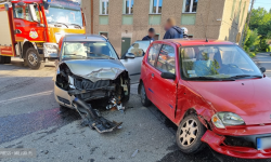 Zderzenie fiata i skody na skrzyżowaniu w Stolcu [foto]