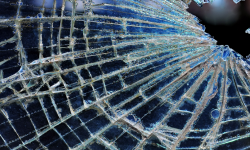 21-latek kolejny raz wybił szybę w samochodzie. Został zatrzymany