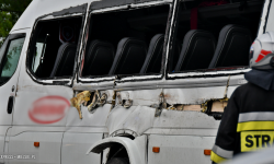 Zderzenie samochodu ciężarowego i busa przewożącego dzieci na krajowej ósemce [foto] [aktualizacja]