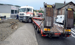O krok od tragedii. Samochód ciężarowy zjechał z drogi, wpadł na chodnik i uderzył w mur [foto]