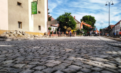 Na drodze wojewódzkiej w Henrykowie układana jest kostka brukowa