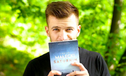 „Lato z dobrą literaturą”. Spotkanie autorskie z Jakubem Małeckim w Kamieńcu Ząbkowickim