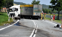 Zderzenie samochodu ciężarowego i osobówki na krajowej ósemce przed Bardem. [aktualizacja]