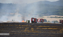 Pożar kombajnu i ścierniska w Ożarach [foto] [video] [aktualizacja]