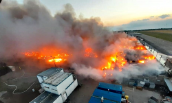 Strażacy-zawodowcy z Ząbkowic Śląskich walczą z gigantycznym pożarem w miejscowości Osła [video]