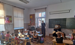 Policjanci spotykają się z uczniami i rozmawiają o bezpieczeństwie